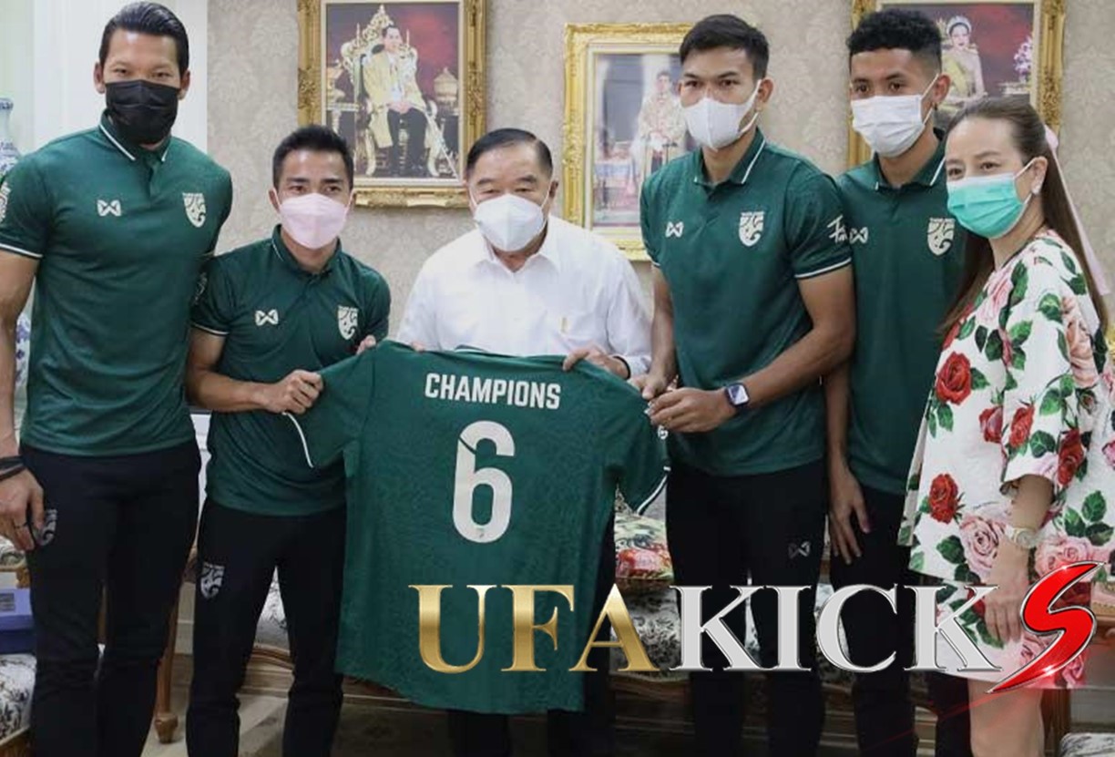 แข้งช้างศึกเข้าเยี่ยมและร่วมขอพรปีใหม่กับลุงป้อม